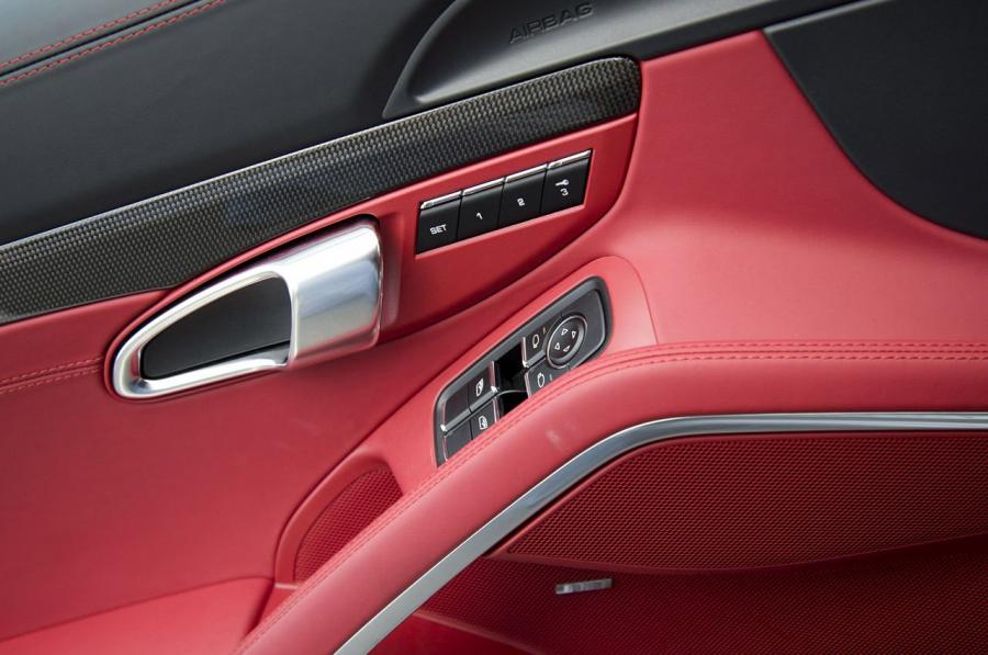  Porsche 911 Turbo S 2014 года  (фото 22 из 33)